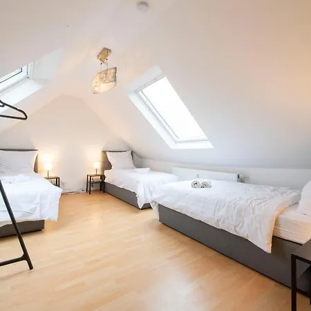 And Work - 8 Single Beds - Garage Daire *