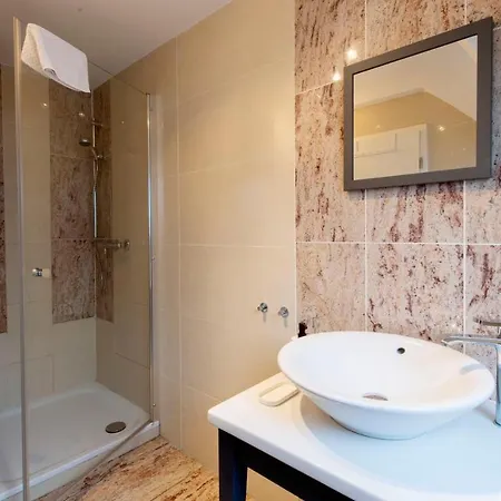 דירה And Work - 8 Single Beds - Garage Hau