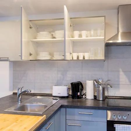 Apartment And Work - 8 Single Beds - Garage Hau