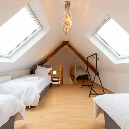 And Work - 8 Single Beds - Garage דירה Hau