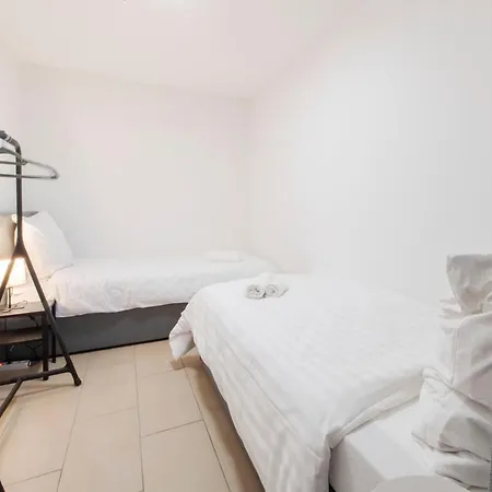 And Work - 8 Single Beds - Garage Daire *