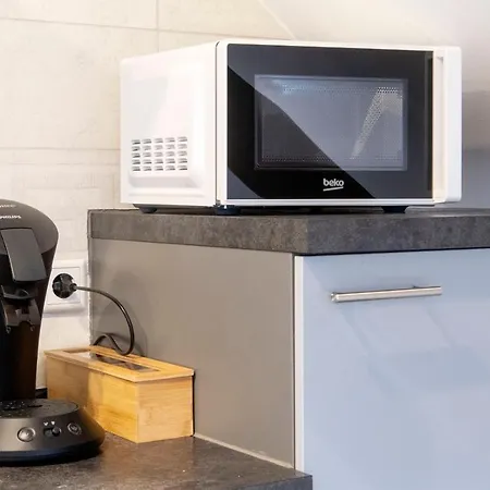 And Work - 8 Single Beds - Garage דירה