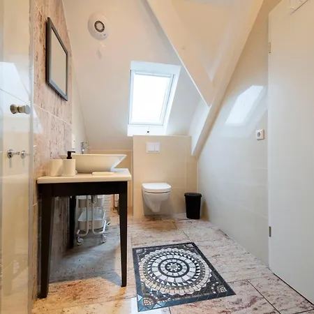 And Work - 8 Single Beds - Garage דירה