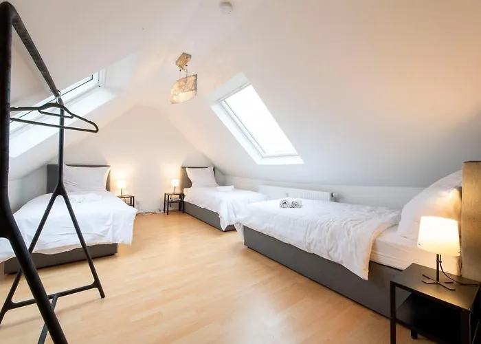 And Work - 8 Single Beds - Garage 公寓 *