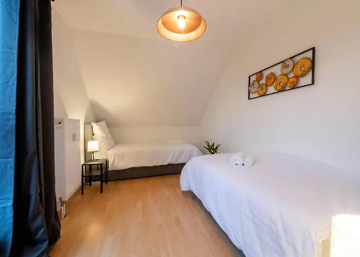 And Work - 8 Single Beds - Garage 公寓 Hau