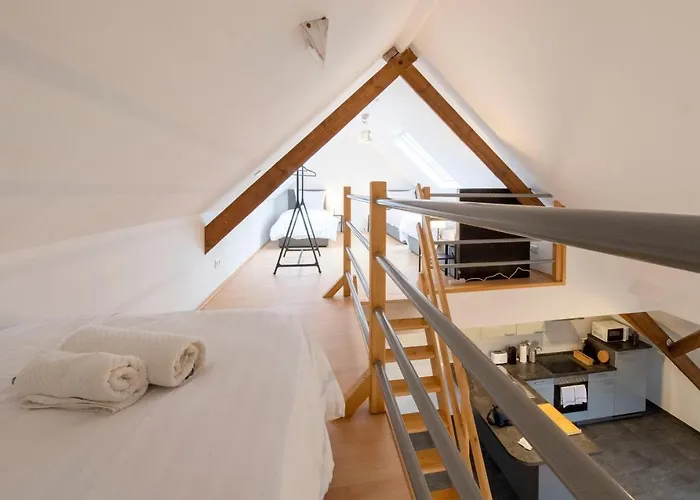 And Work - 8 Single Beds - Garage