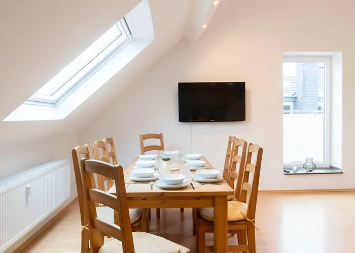 And Work - 8 Single Beds - Garage 公寓 Hau