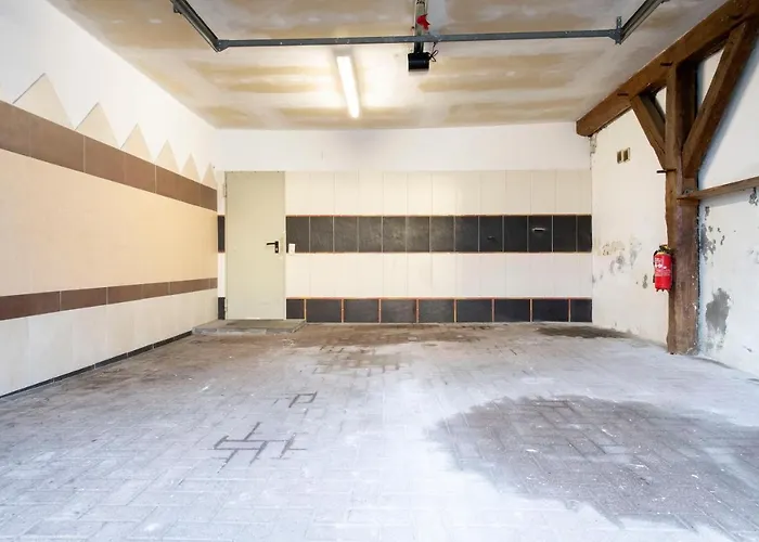 And Work - 8 Single Beds - Garage Hau