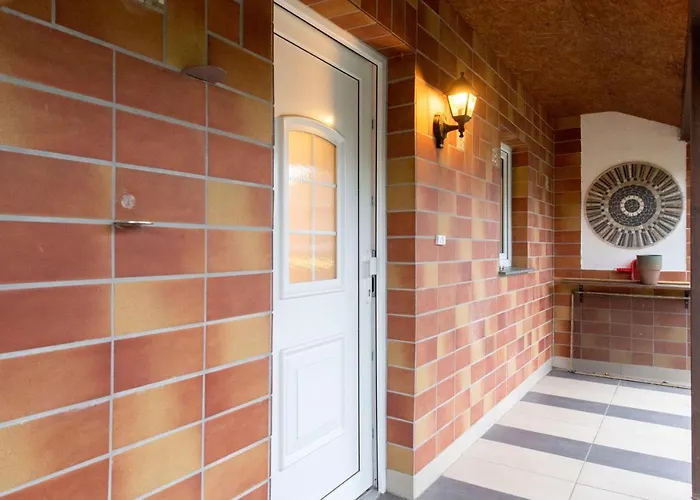 And Work - 8 Single Beds - Garage 公寓 *