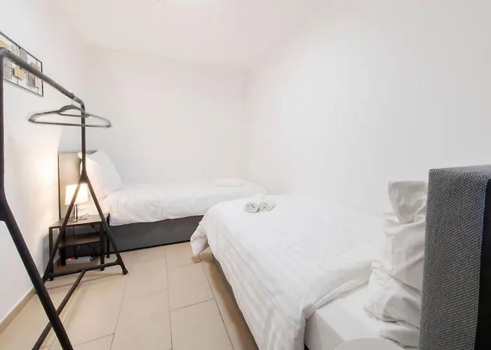 And Work - 8 Single Beds - Garage 公寓 *