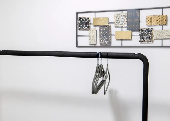 And Work - 8 Single Beds - Garage 公寓 *