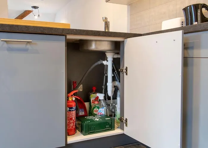 And Work - 8 Single Beds - Garage