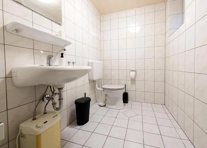 And Work - 8 Single Beds - Garage 公寓 Hau