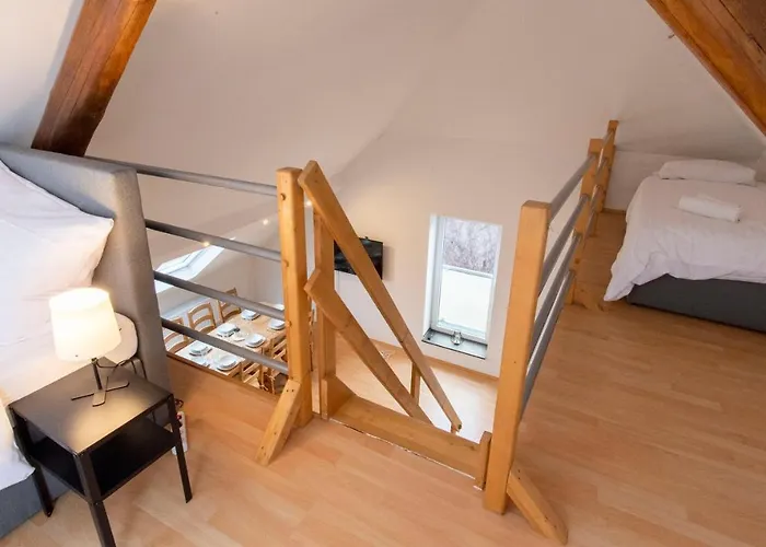 And Work - 8 Single Beds - Garage 公寓 Hau