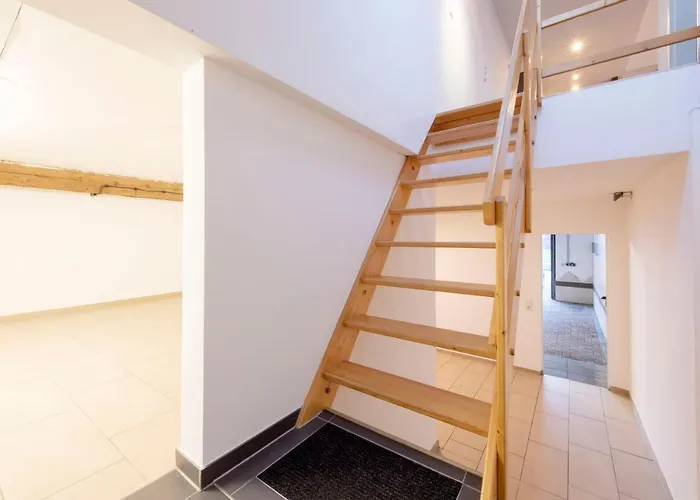 And Work - 8 Single Beds - Garage 公寓 Hau