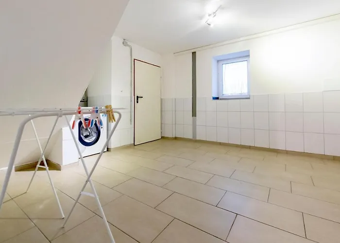 And Work - 8 Single Beds - Garage Hau